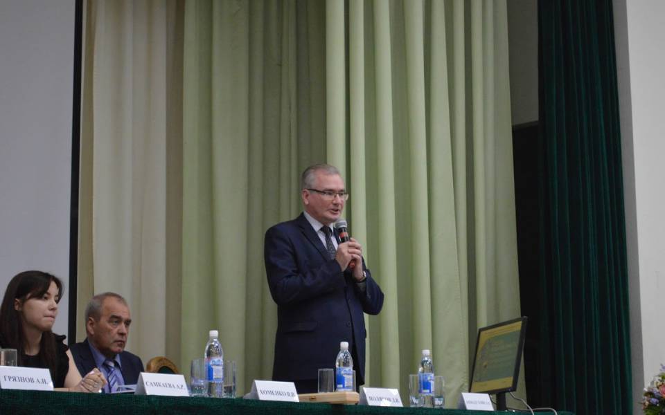 Первый проректор Дмитрий Поляков на&nbsp;пленарном заседании межвузовской конференции
